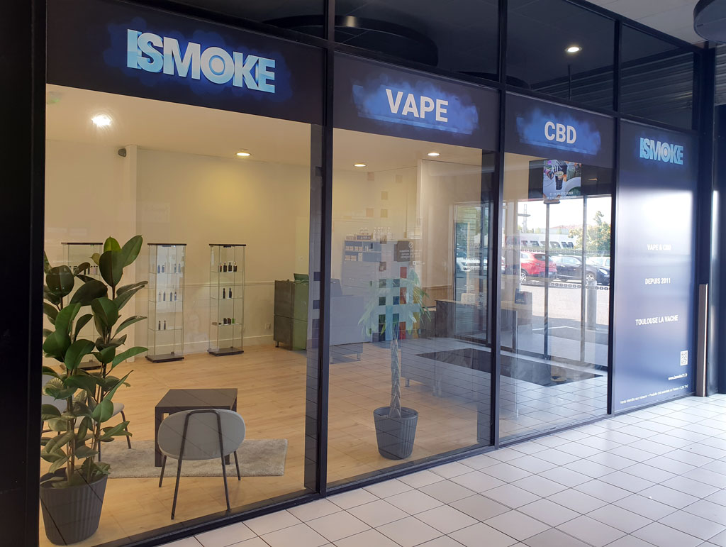 Façade-Ismoke-31-Vape-et-CBD-–-Galerie-commerciale-Intermarché-La-Vache